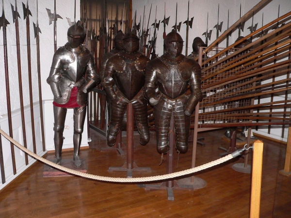 Diverses armures, hallebardes et autres accessoires. Musée du chateau de Morges, Suisse.